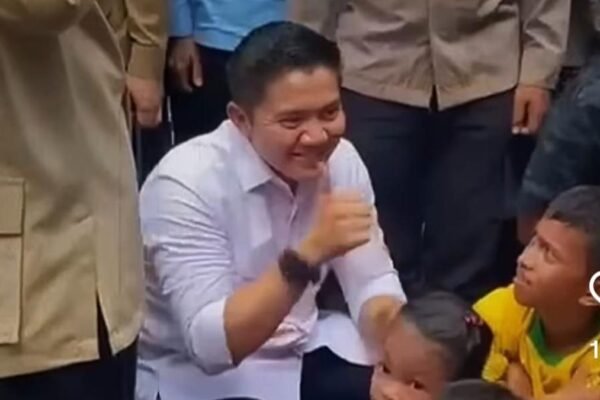 Seskab Teddy Bagi Rubik dan Cokelat untuk Anak Korban Banjir Aceh