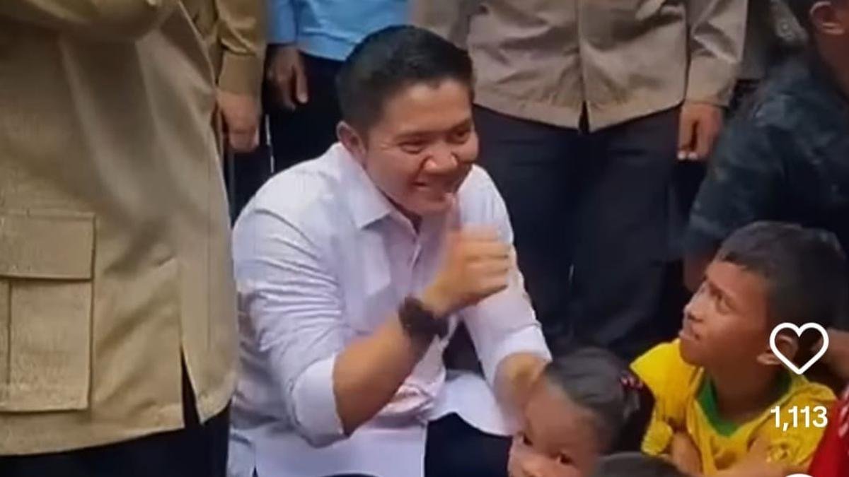 Seskab Teddy Bagi Rubik dan Cokelat untuk Anak Korban Banjir Aceh