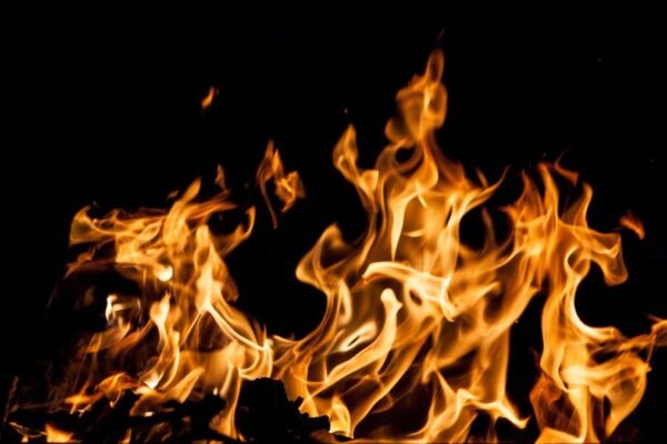 Kebakaran Hanguskan Gudang Ekspedisi dan Satu Mobil